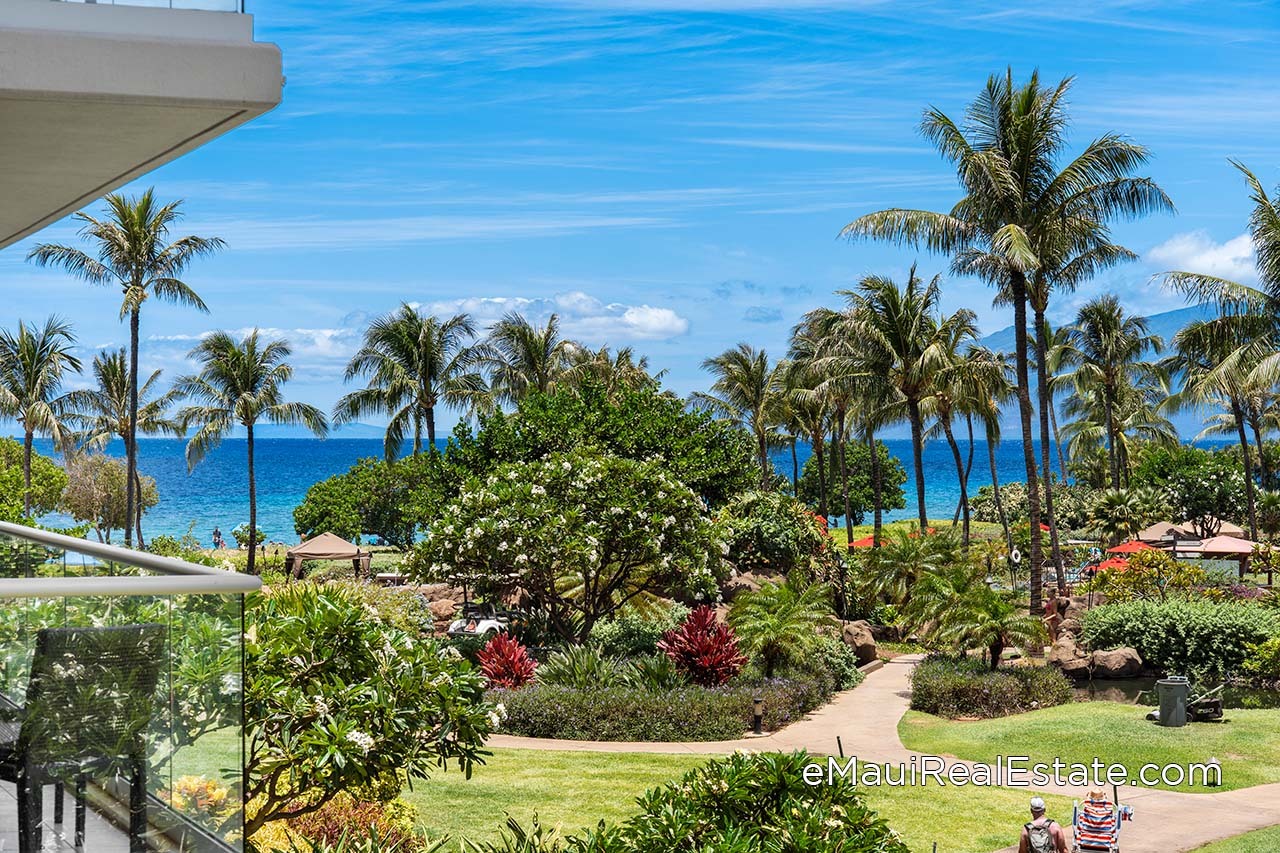 Many units at Hoknua Kai have great ocean views even from lower floors