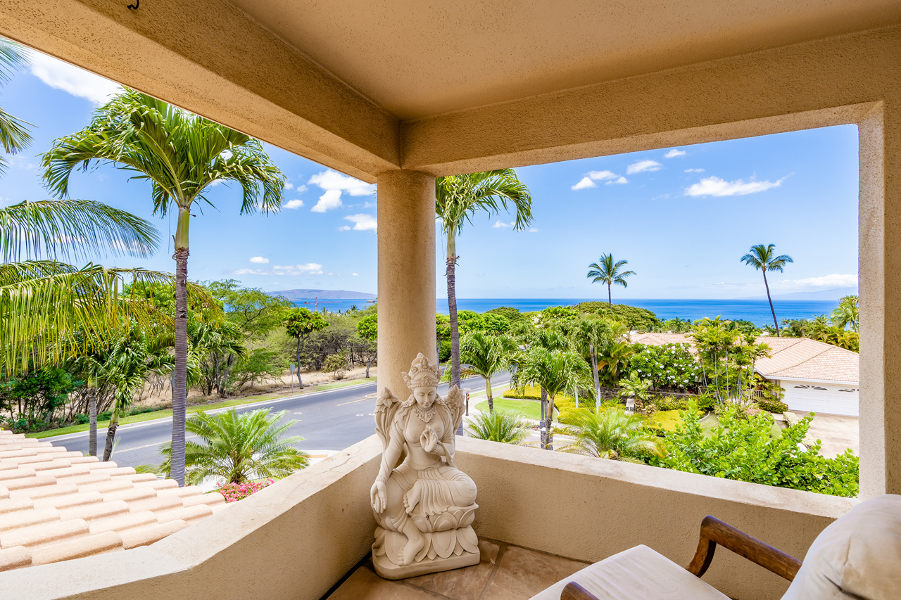 Spacious Primary suite: Private master lanai.