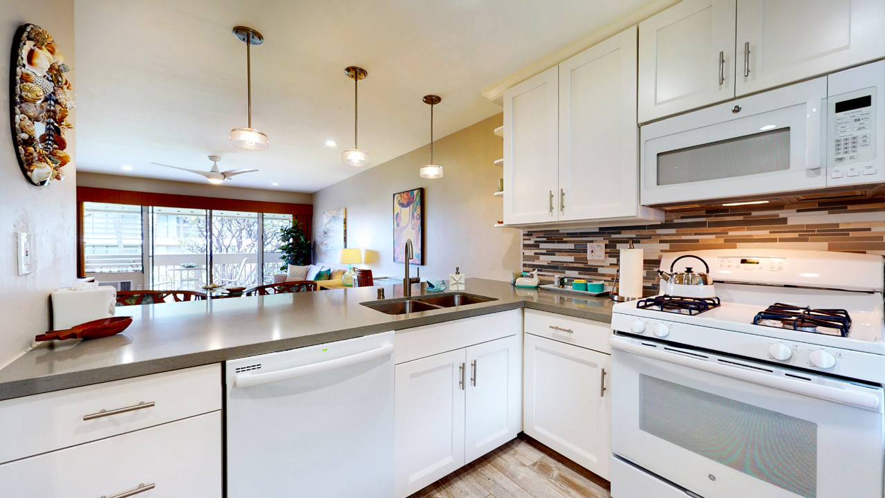 Kitchen with new appliances: 