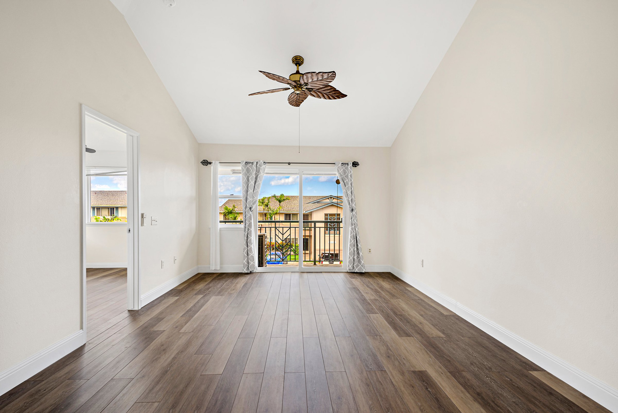 High vaulted ceilings: Living room