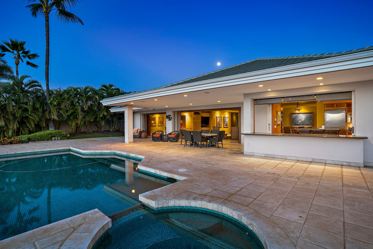 Spacious lanai for outdoor living: 