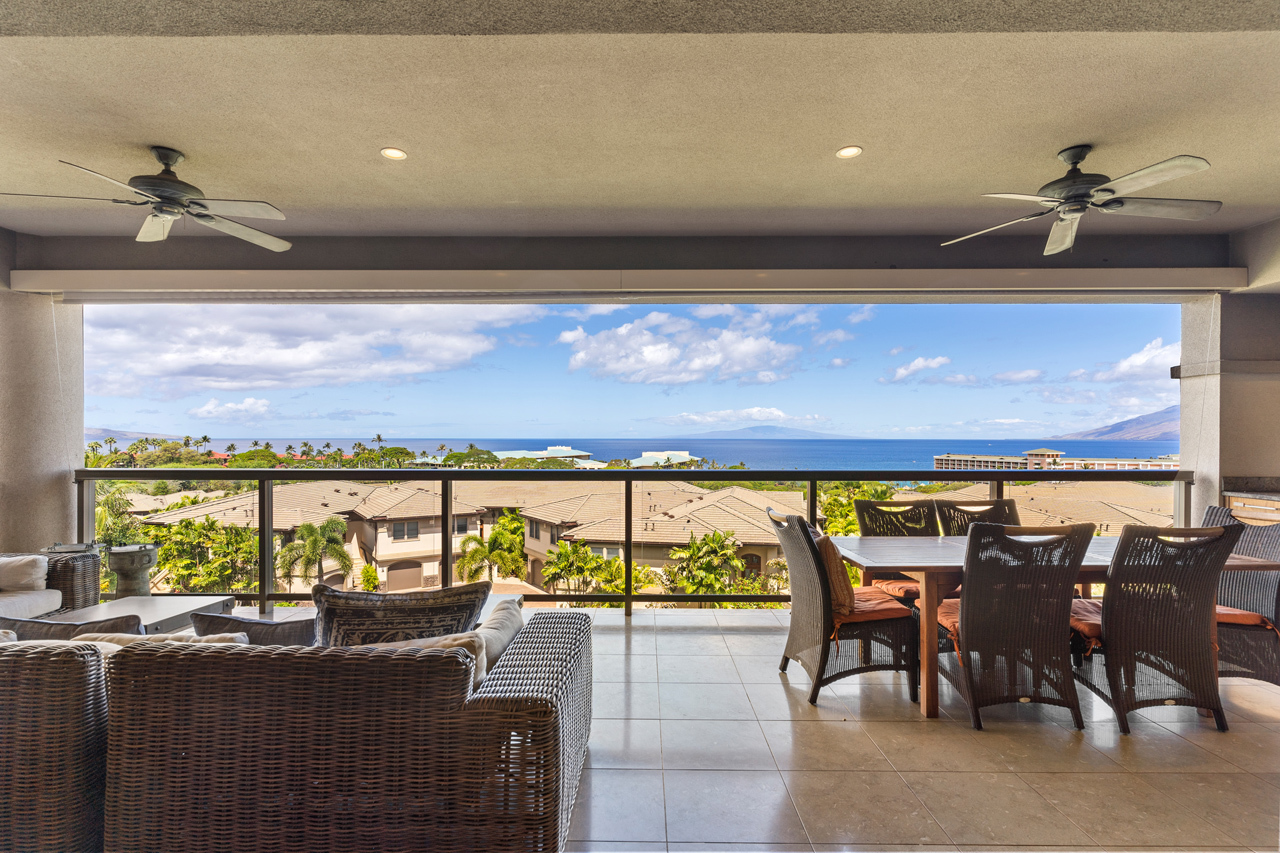 Spacious 30-foot wide lanai: 