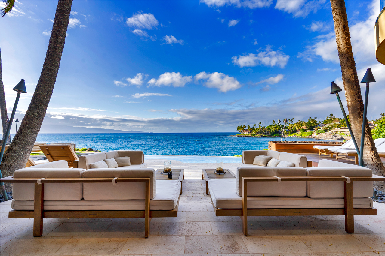 Outdoor sitting area on lanai