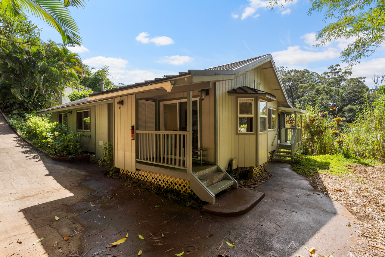 Detached 2BR Cottage: Exterior