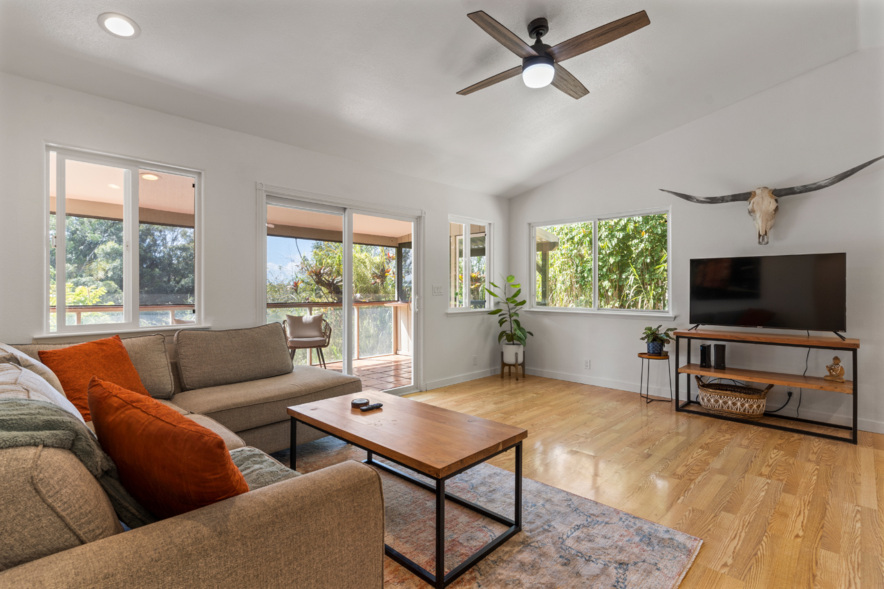 Detached 2BR Cottage: Living Room