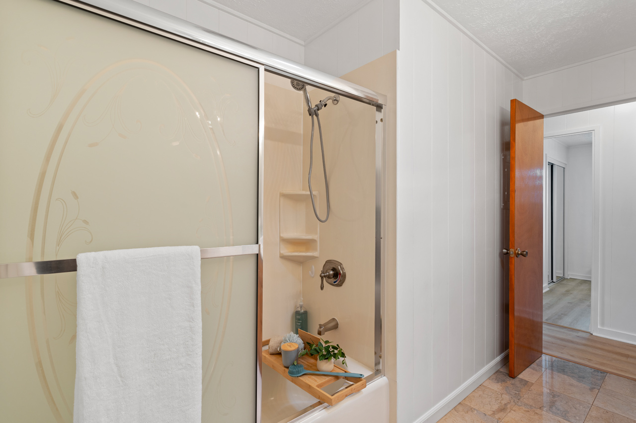 Bathroom in main house: 