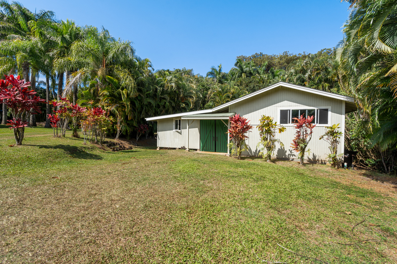 Separate workshop & storage shed: 